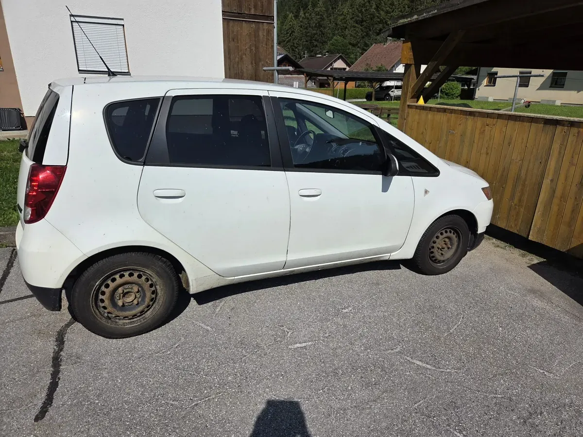 Mitsubishi Colt 2011 photo 2
