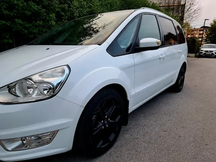 Ford Galaxy 2010 photo 3