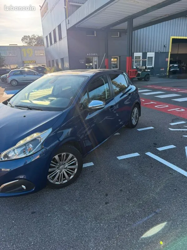 Peugeot 208 2017 photo 3