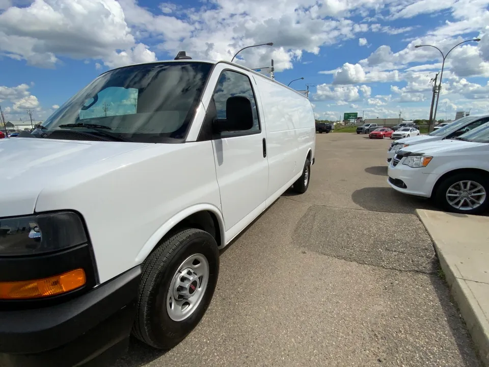 GMC Savana 2024 photo 3