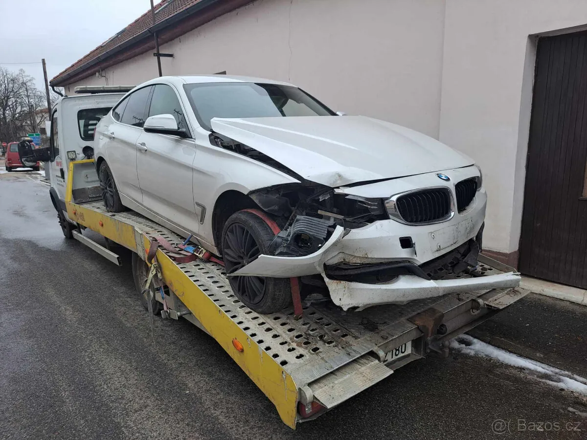 BMW 3 Series photo 2