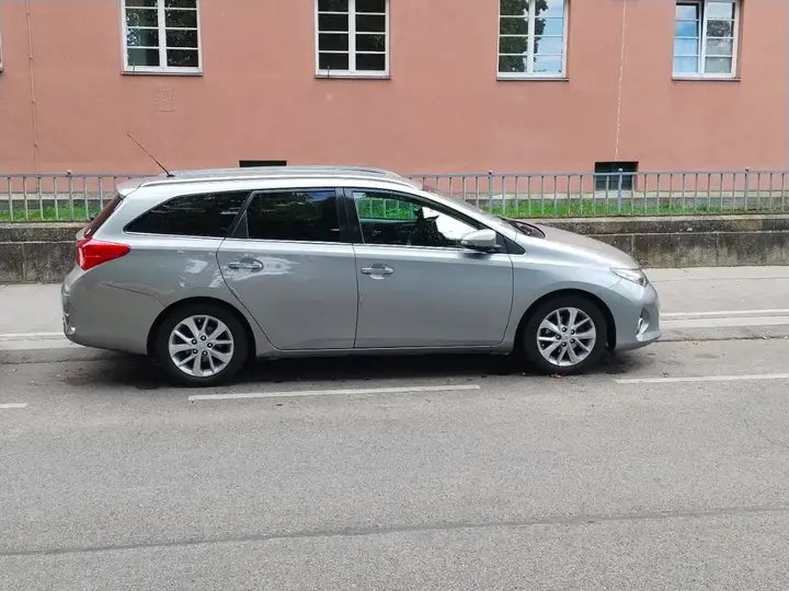 Toyota Auris 2014 photo 2