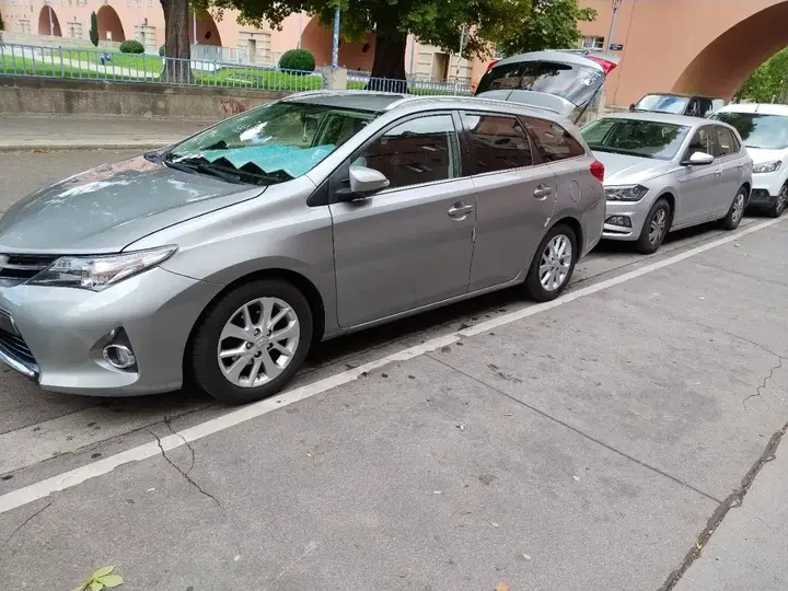 Toyota Auris 2014 photo 3