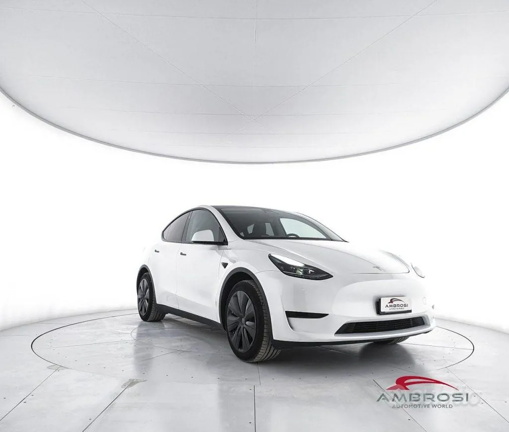 Tesla Model Y 2023 photo 2