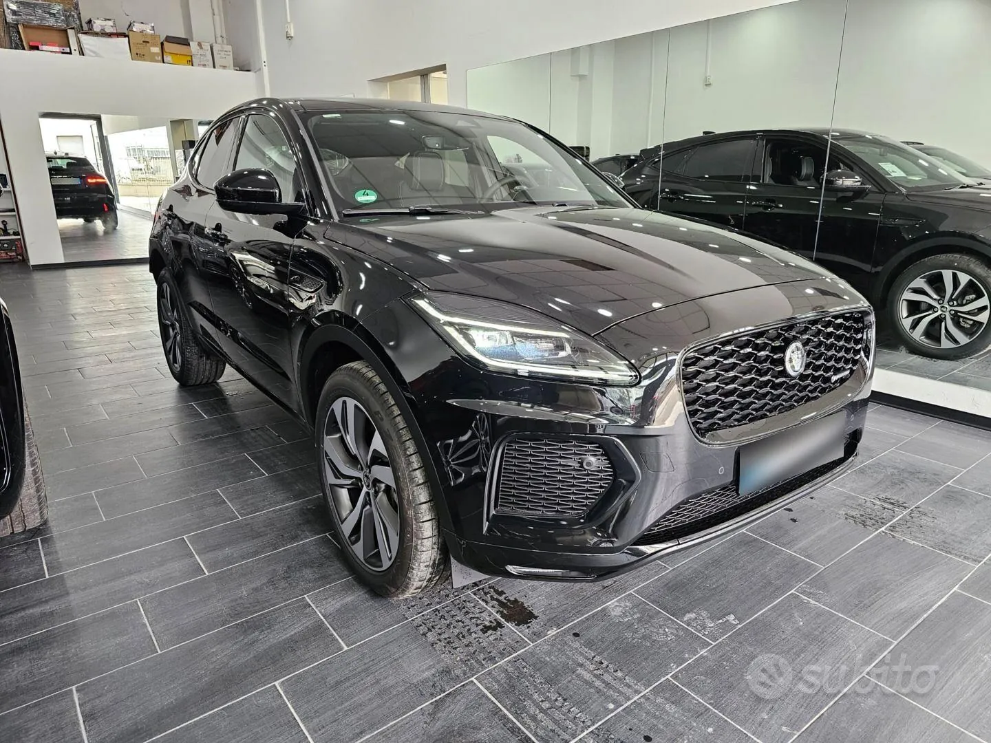 Jaguar E-Pace 2023 photo 2