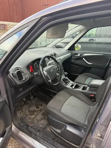 Ford Galaxy 2012 photo 2