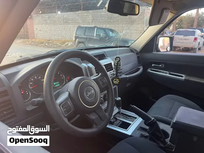Jeep Liberty 2012 photo 2