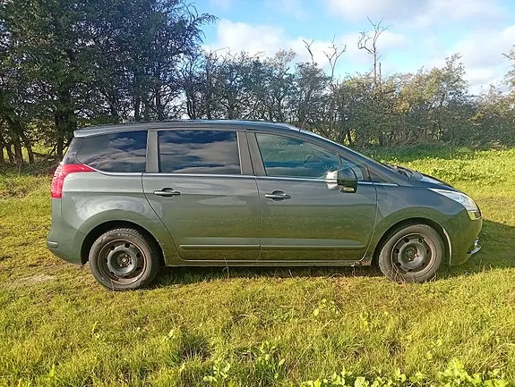 Peugeot 5008 2011 photo 4