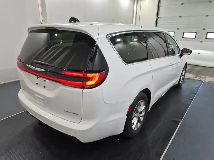 Chrysler Pacifica 2026 photo 2