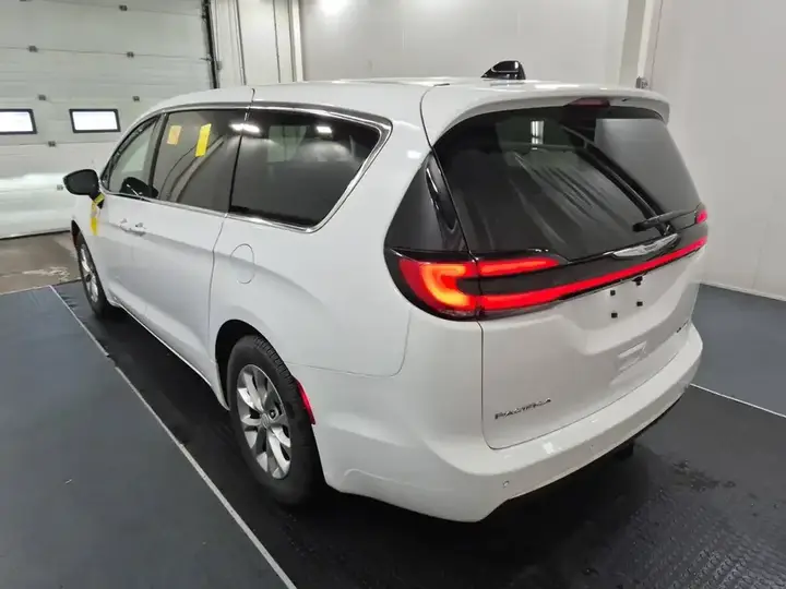 Chrysler Pacifica 2026 photo 5
