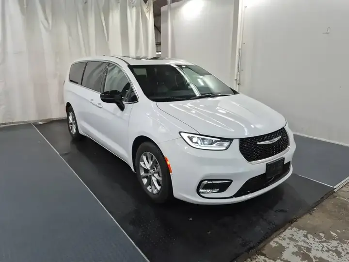 Chrysler Pacifica 2026 photo 3