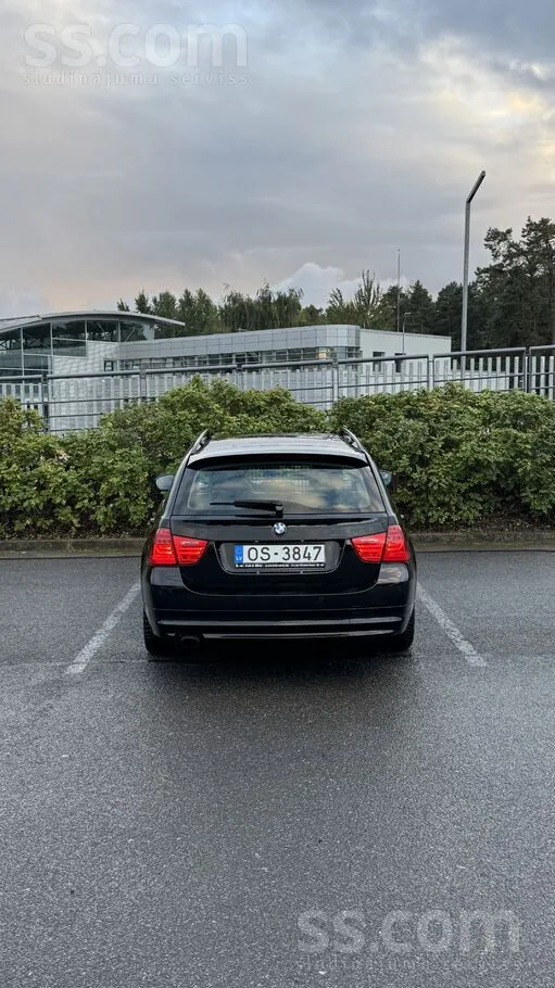 BMW 318 2009 photo 2