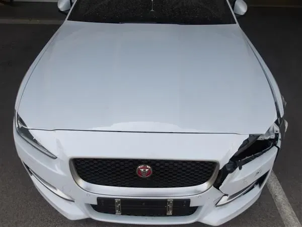 Jaguar Xe 2016 photo 2