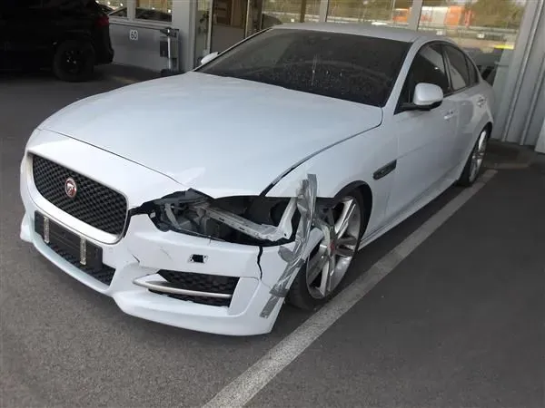 Jaguar Xe 2016 photo 3