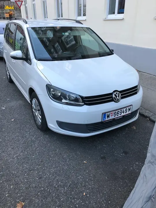Volkswagen Touran 2011 photo 2