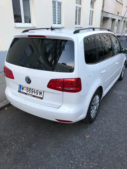 Volkswagen Touran 2011 photo 3