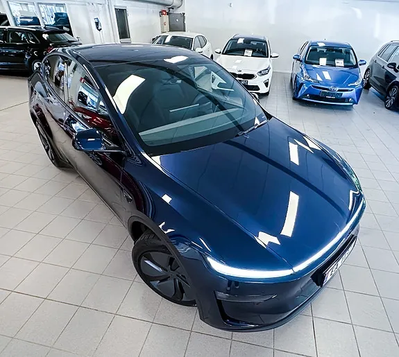 Tesla Model Y 2026 photo 2