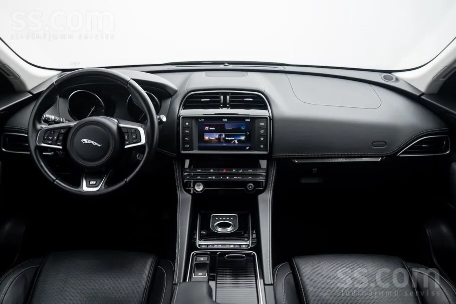 Jaguar F-Pace 2017 photo 2