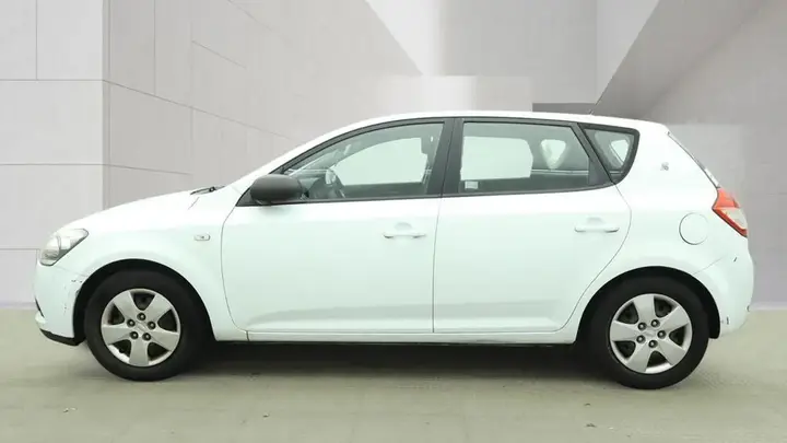 Kia Ceed 2011 photo 4