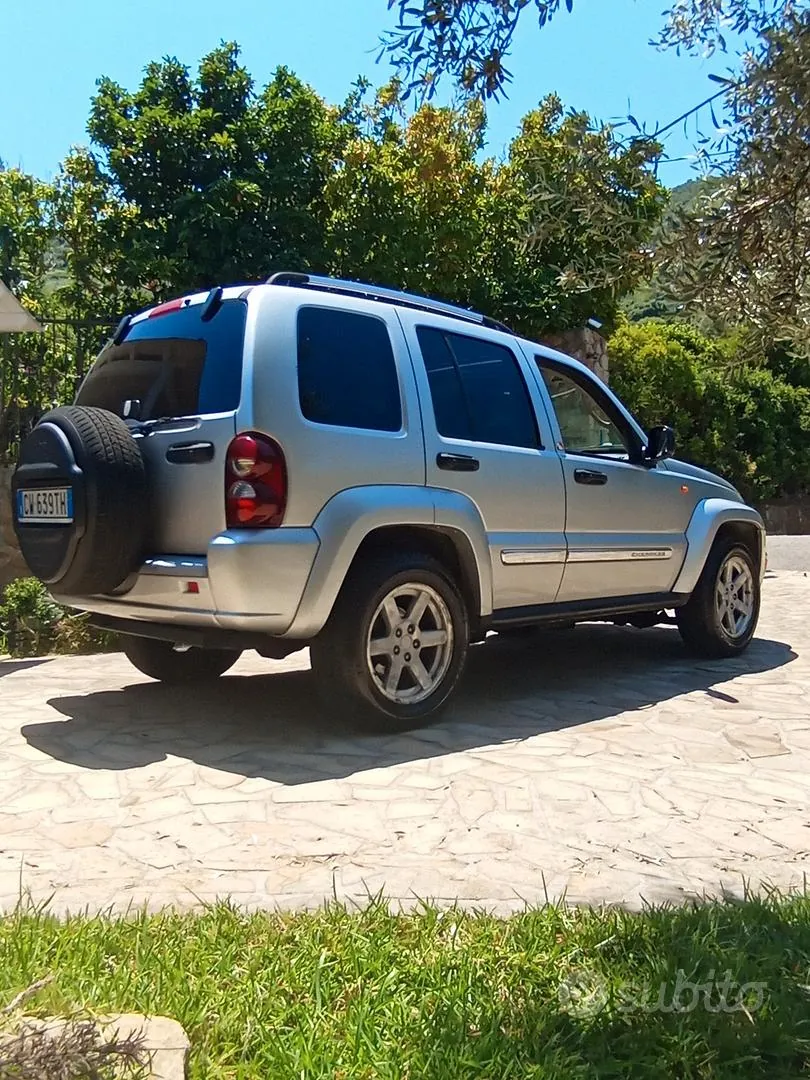Jeep Cherokee 2005 photo 2