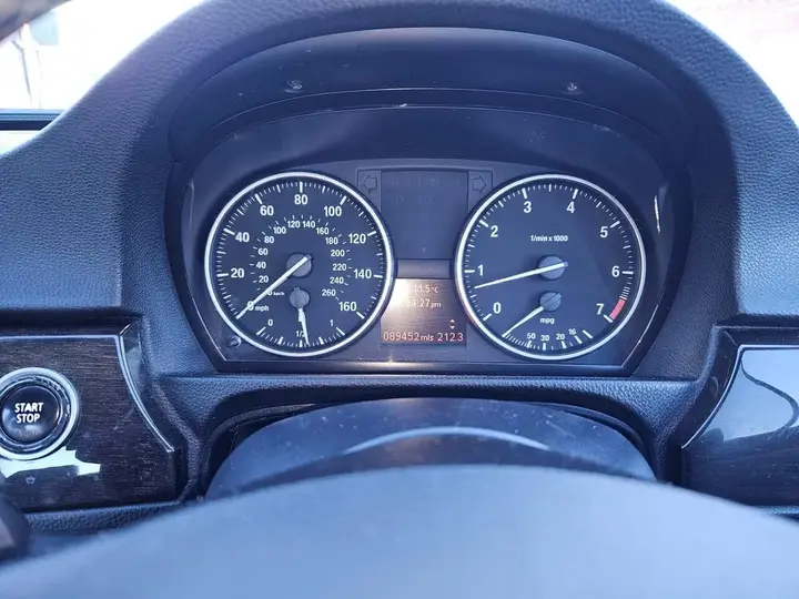 BMW 3 Series 2011 photo 2