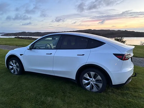 Tesla Model Y 2023 photo 2