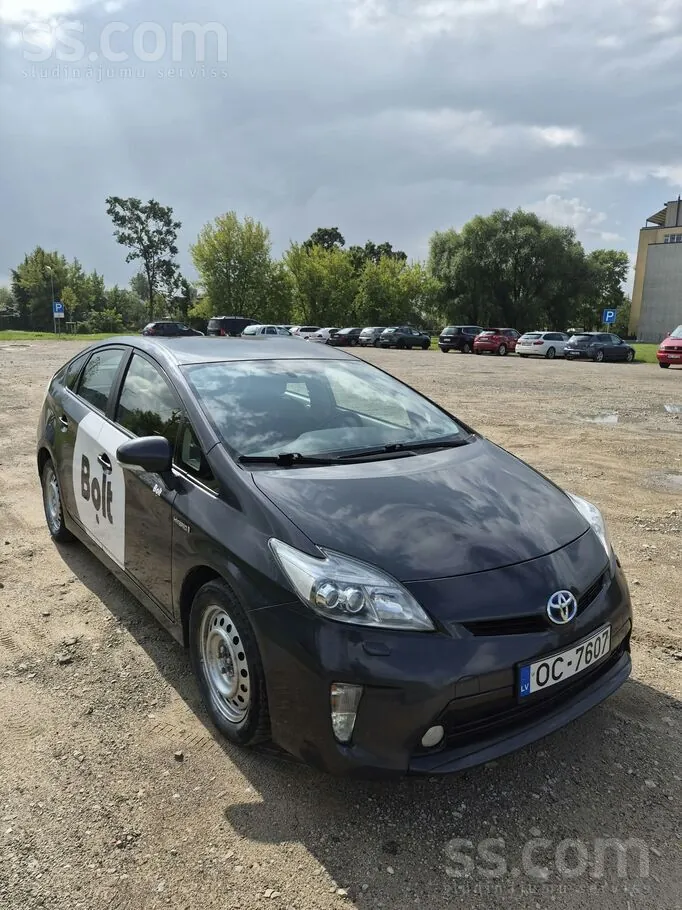 Toyota Prius 2015 photo 2
