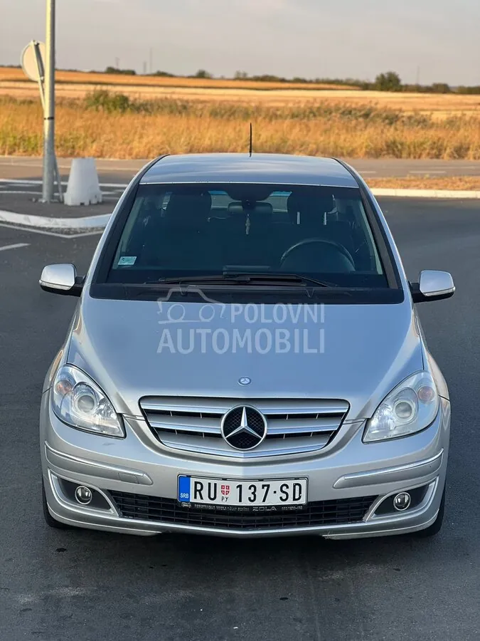 Mercedes-Benz B 180 2010 photo 2