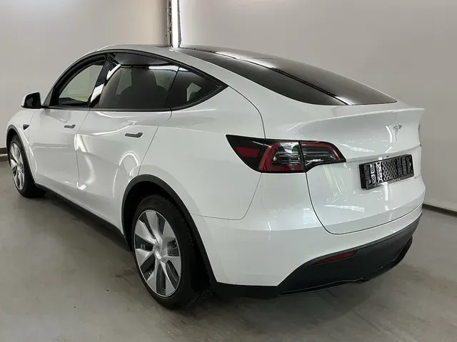 Tesla Model Y 2023 photo 2
