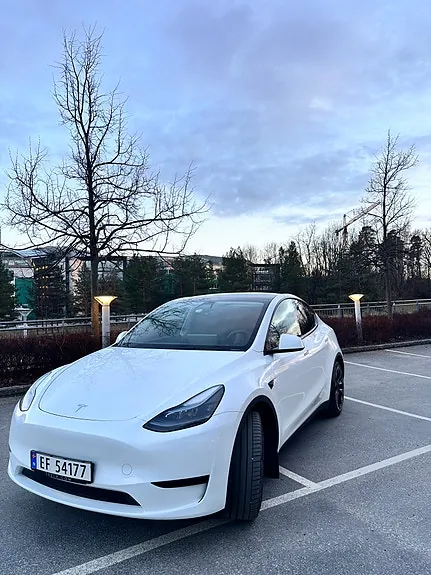 Tesla Model Y 2023 photo 2