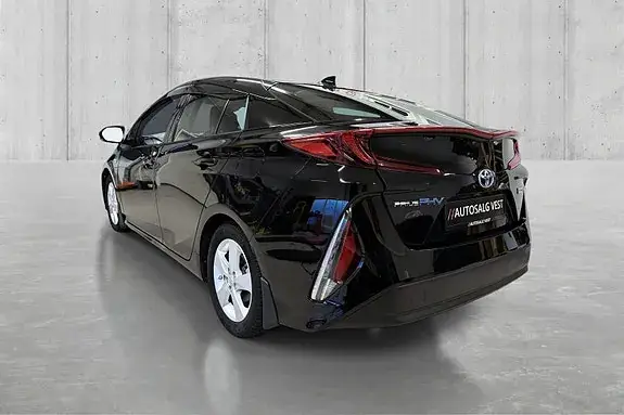 Toyota Prius Plug-In Hybrid 2019 photo 3
