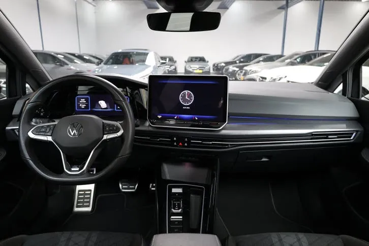Volkswagen Golf 2025 photo 2