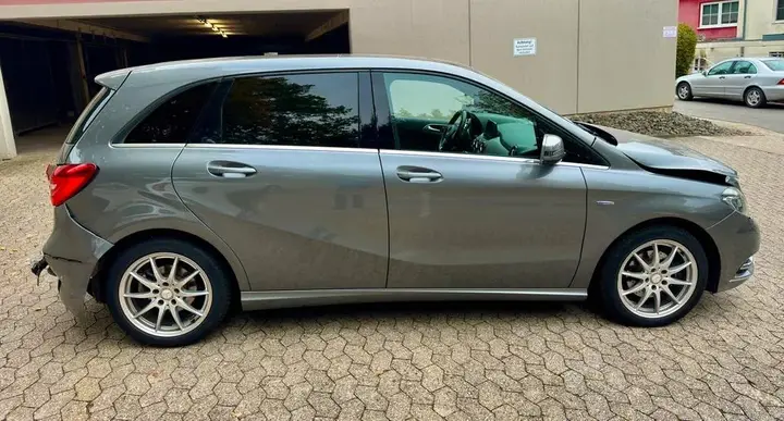 Mercedes-Benz B 180