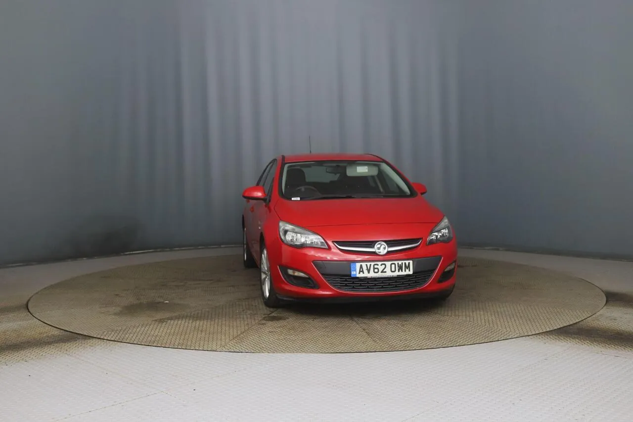 Vauxhall Astra 2012 photo 2