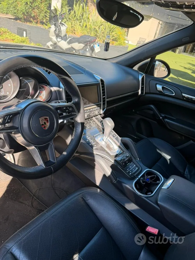 Porsche Cayenne 2012 photo 2
