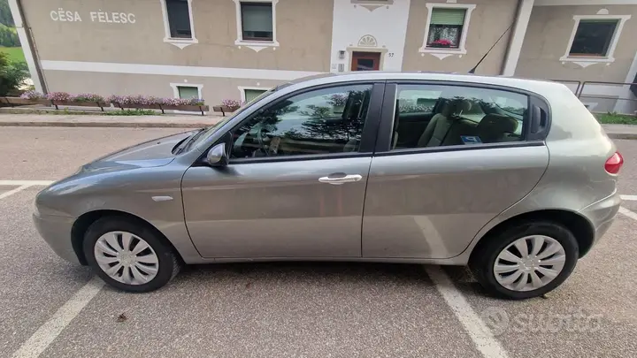 Alfa Romeo 147 2005 photo 2
