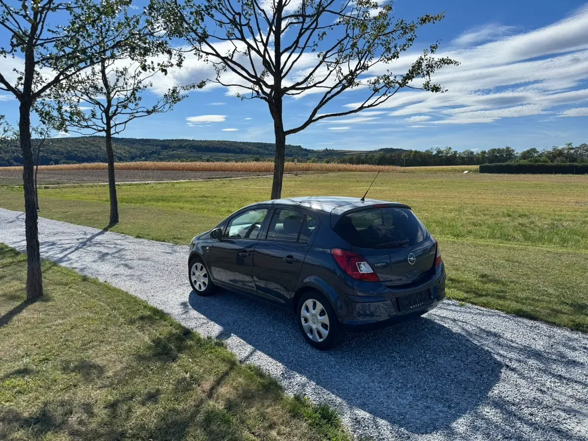 Opel Corsa 2011 photo 2