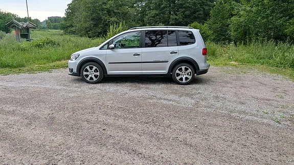 Volkswagen Touran Cross 2013 photo 2