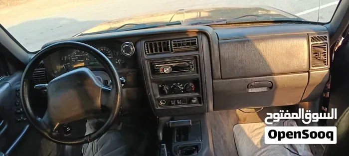 Jeep Cherokee 2000 photo 3