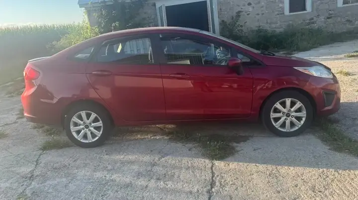 Ford Fiesta 2013 photo 2