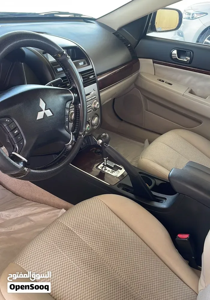 Mitsubishi Galant 2012 photo 2