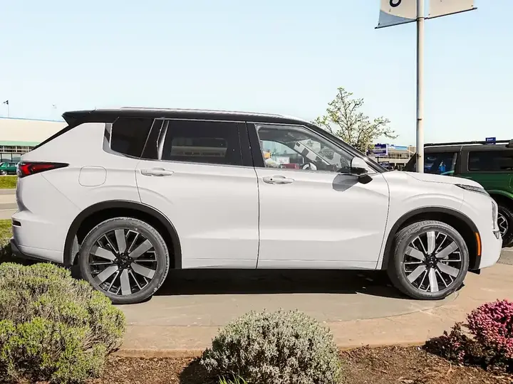 Mitsubishi Outlander 2026 photo 4
