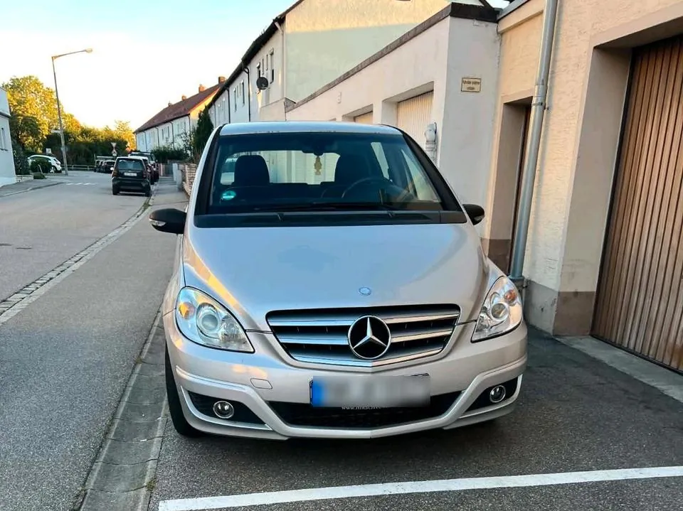 Mercedes-Benz B180