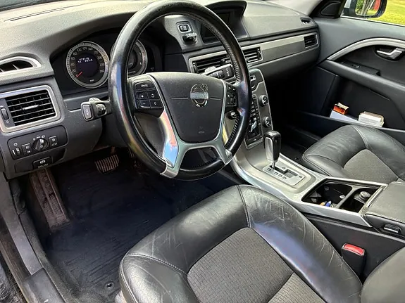 Volvo V70 2012 photo 2