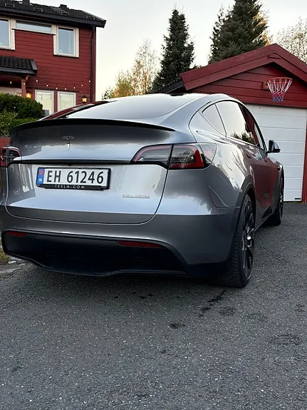 Tesla Model Y 2024 photo 2
