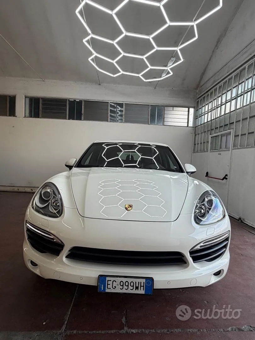 Porsche Cayenne 2011 photo 2