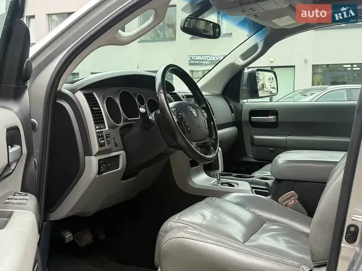 Toyota Sequoia 2012 photo 5
