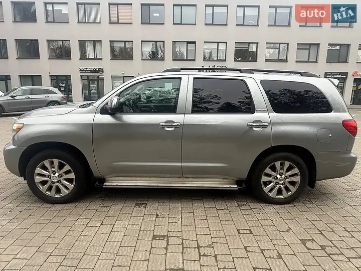 Toyota Sequoia 2012 photo 2