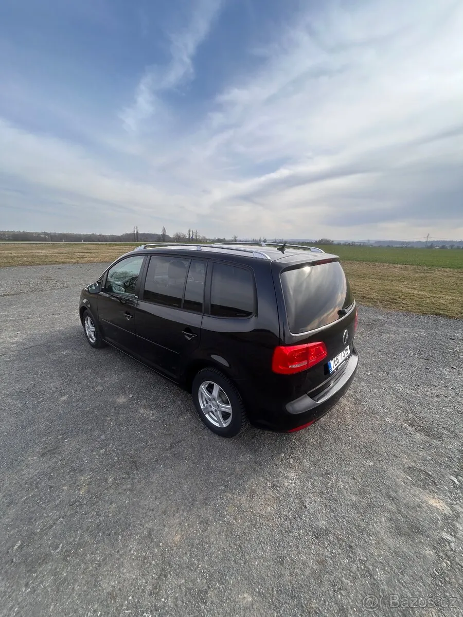 Volkswagen Touran 2011 photo 2