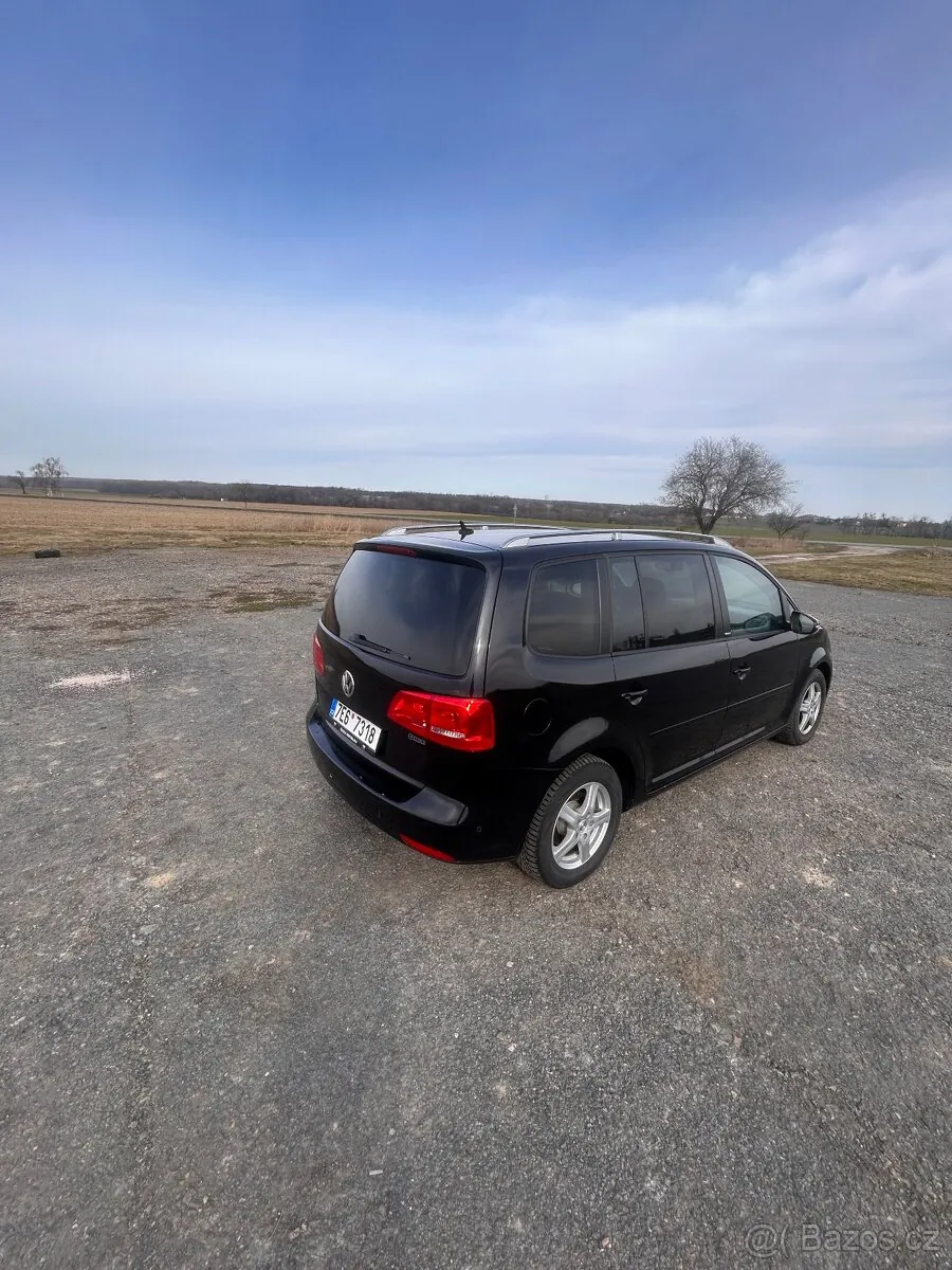 Volkswagen Touran 2011 photo 3